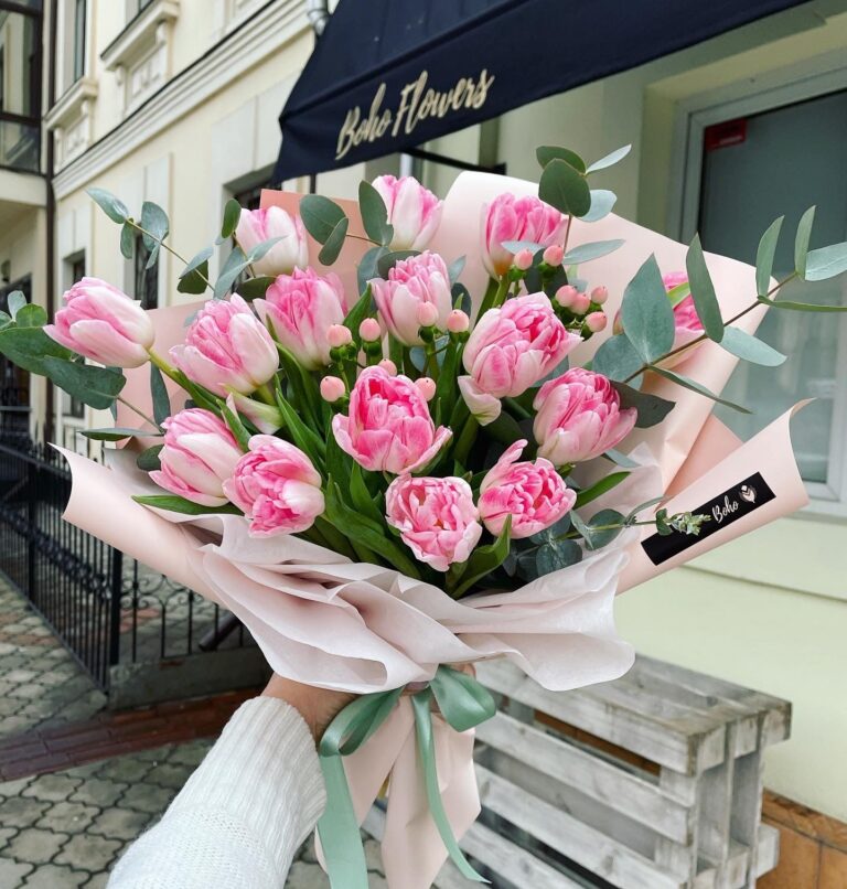 Buchet de 15 lalele cu hipericum