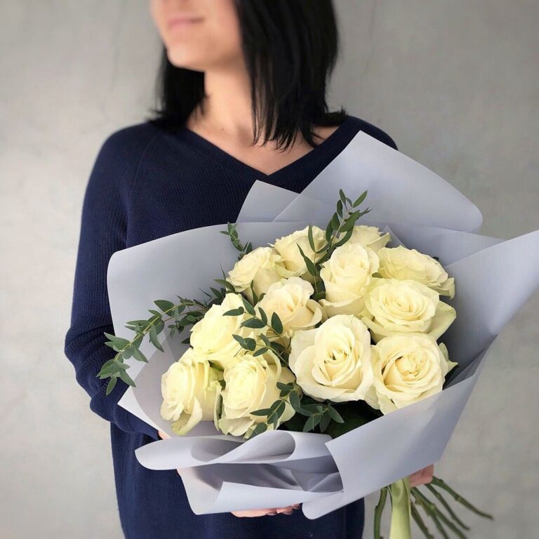 Buchet de 11 trandafiri cu eucalipt