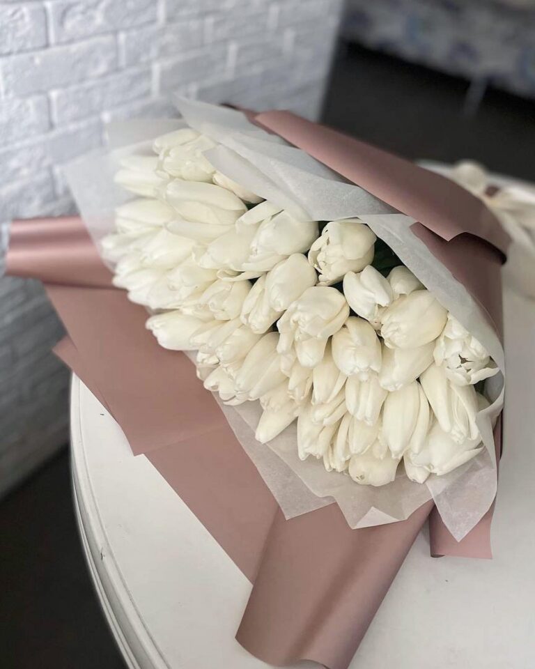 Букет из 51 белого тюльпана